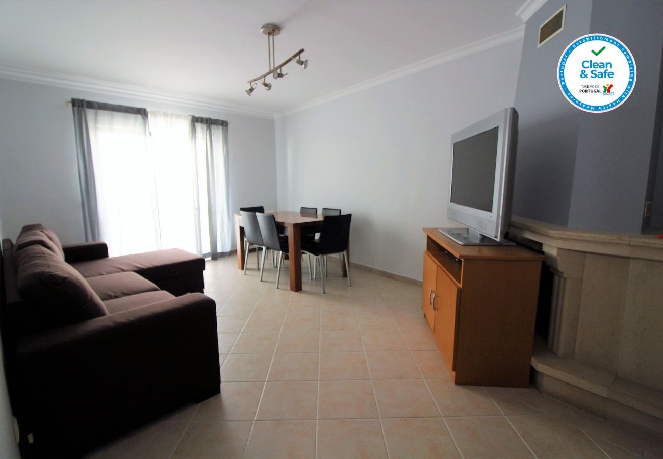 Sala de estar con sofá, mesa de comedor para 6 personas, TV, Wifi, Aire acondicionado